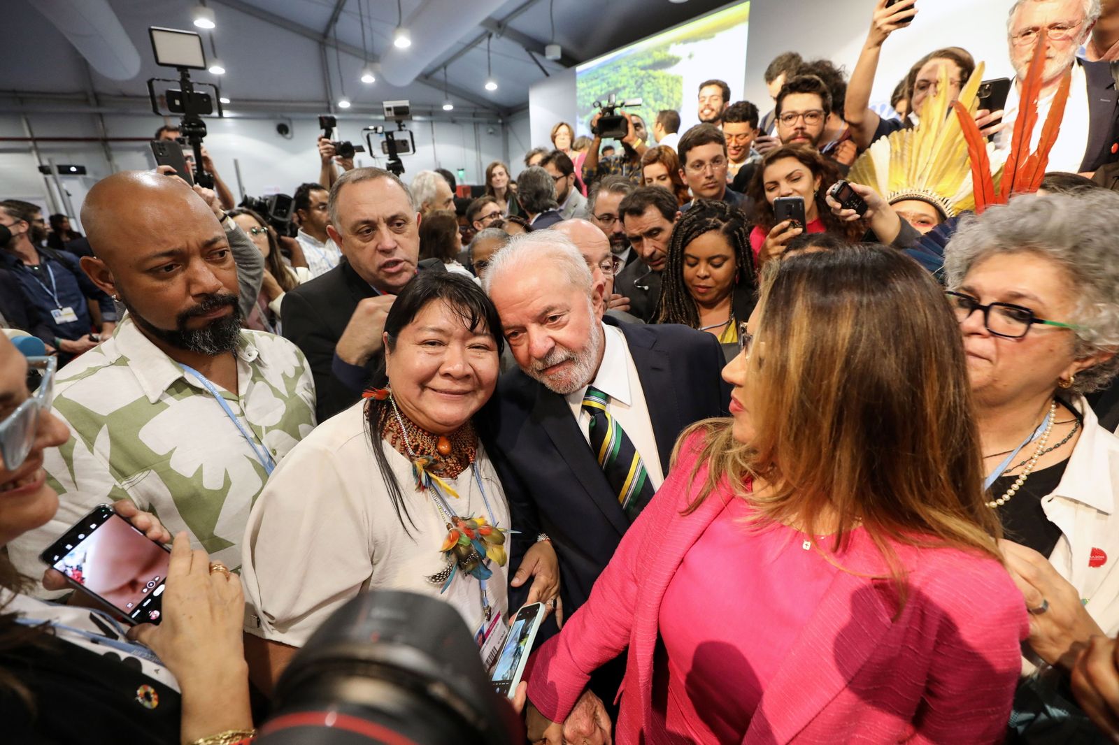 El presidente electo de Brasil, Lula da Silva, posa para una foto en la cumbre de Sharm el Sheij.