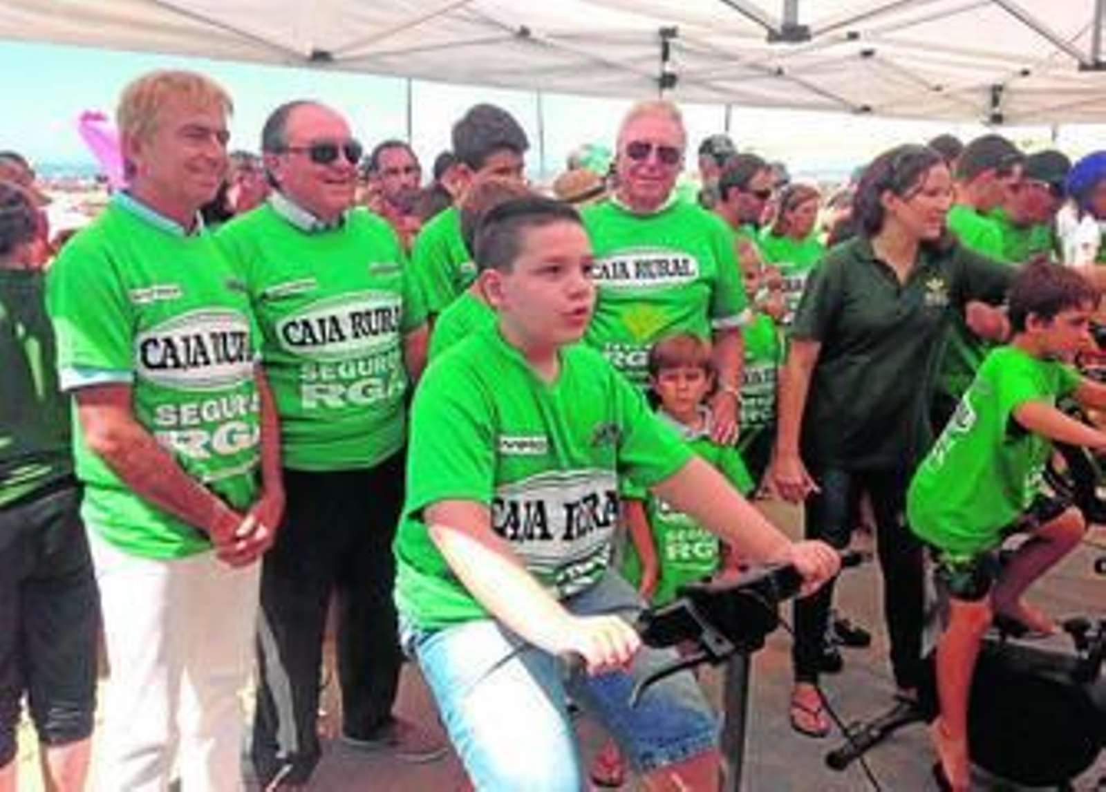 Juan Manuel Díaz Cabrera y José Luis García Palacios observan a uno de los niños participantes en la iniciativa.
