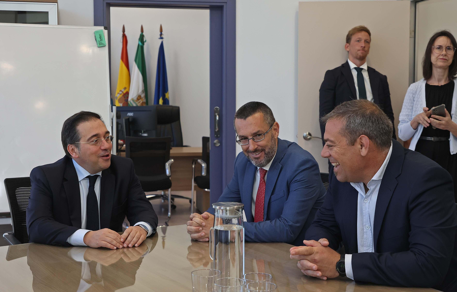 La reunión de José Manuel Albares con Juan Franco en el Ayuntamiento de La Línea, en imágenes