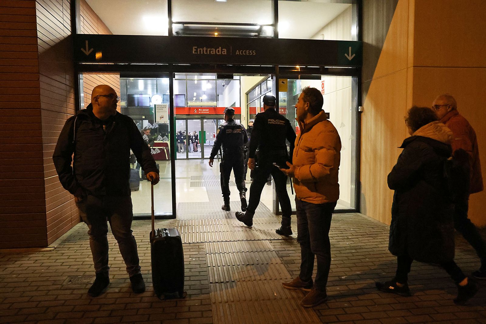 Las Fotografías del dispositivo de urgencia en la estación de Huelva para los afectados por el tren accidentado