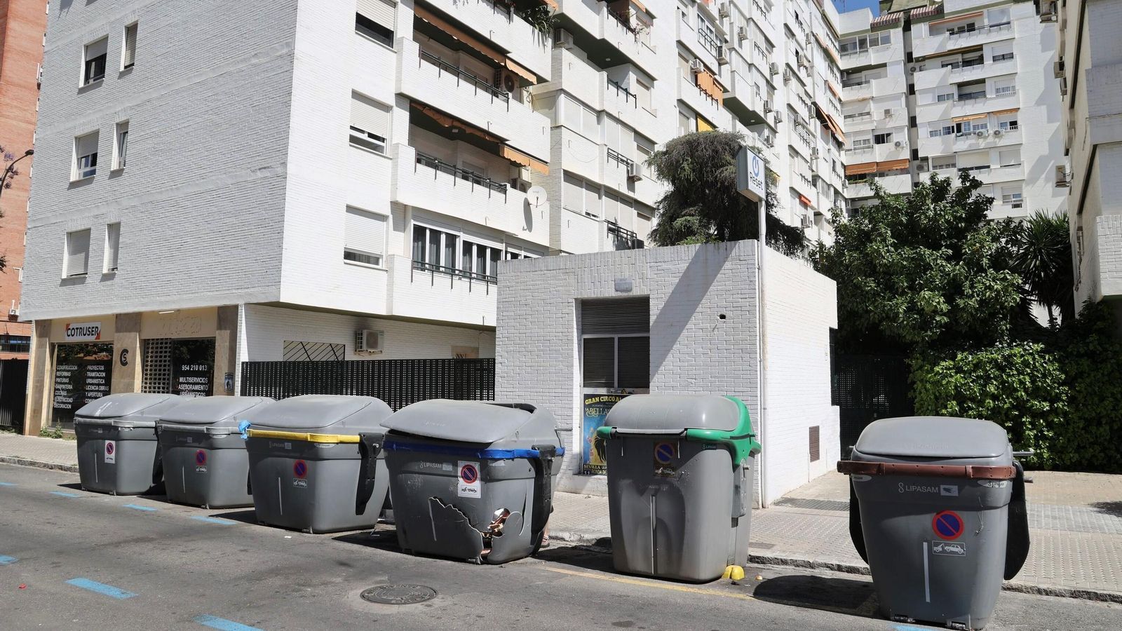 Otra vista de la isla de contenedores de los nueve bloques de José Luis de Casso y Rico Cejudo que han presentado las quejas.
