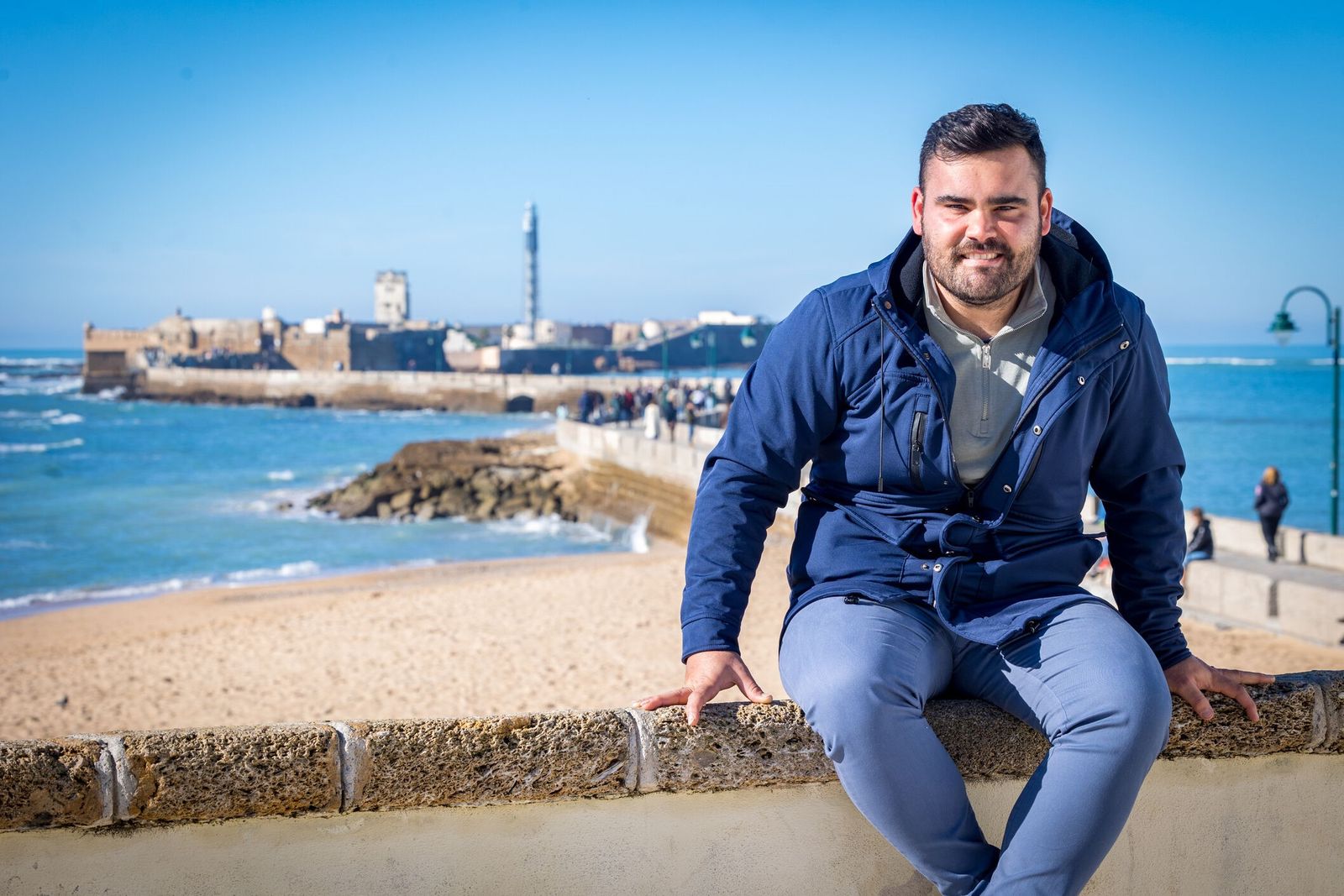 Manuel Cornejo junto a la playa de La Caleta.
