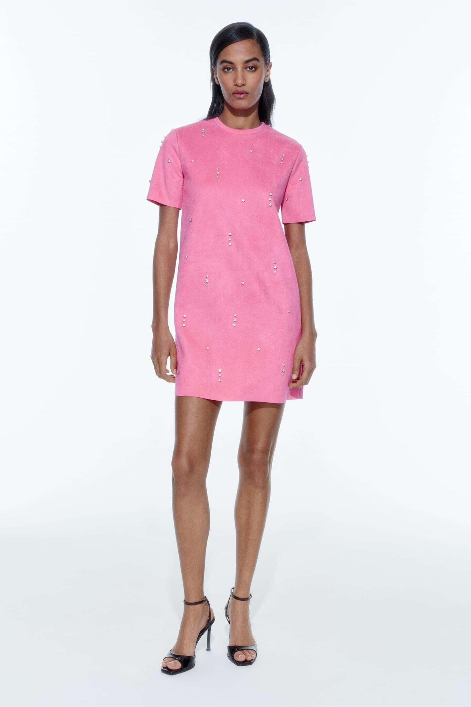 Vestido rosa de Zara.