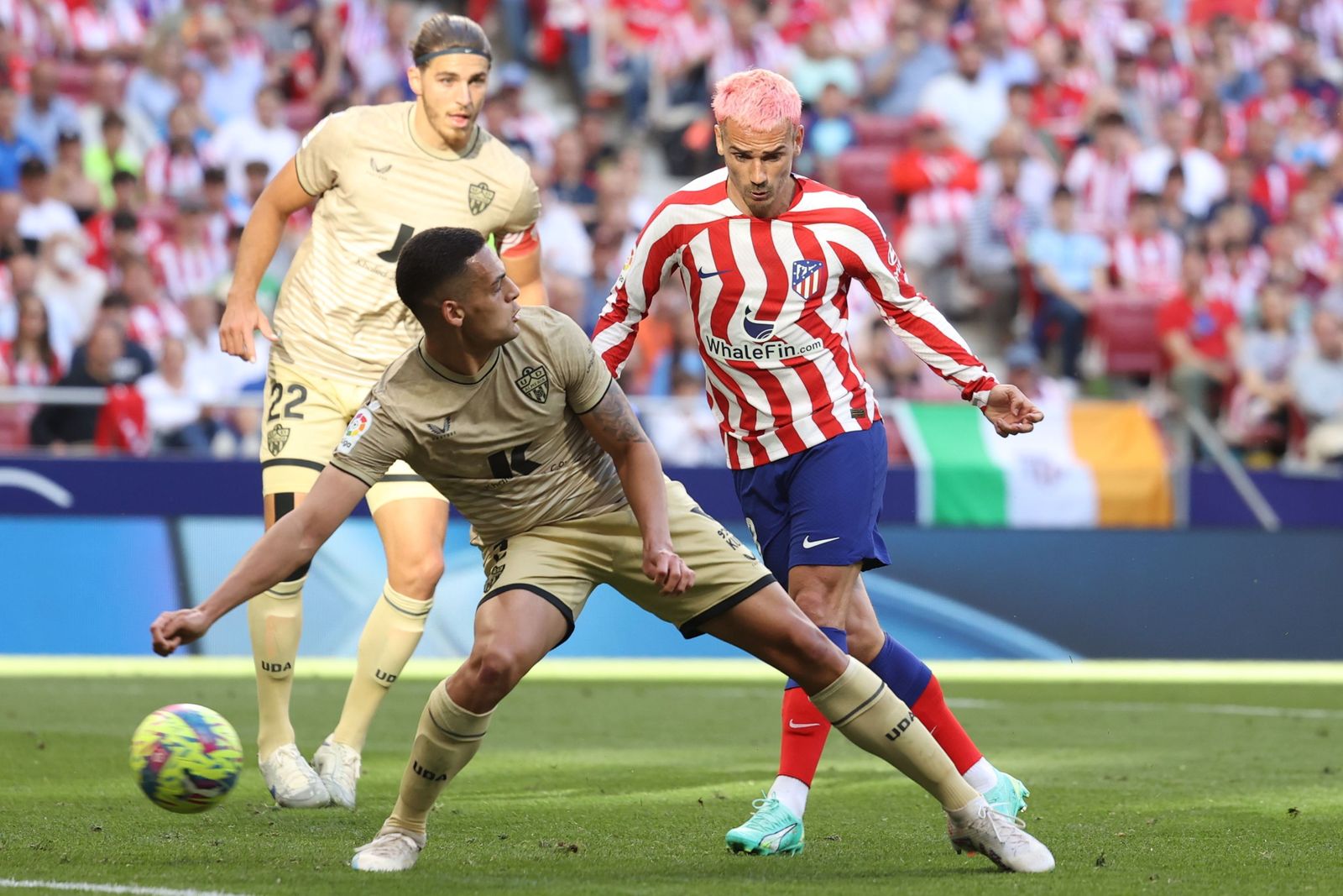 Kaiky intenta tapar a Griezmann en la acción del 2-1 del francés