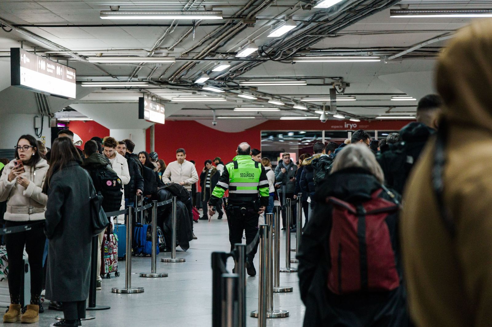 Personas esperan en la estación de Atocha.