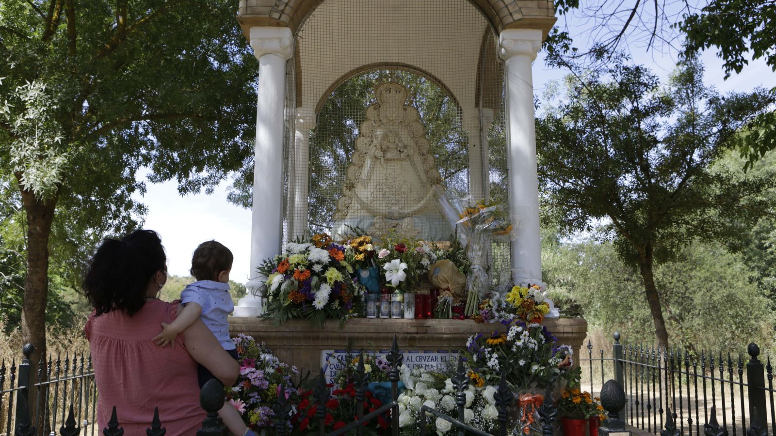 Imágenes de un viernes de Rocío sin romería
