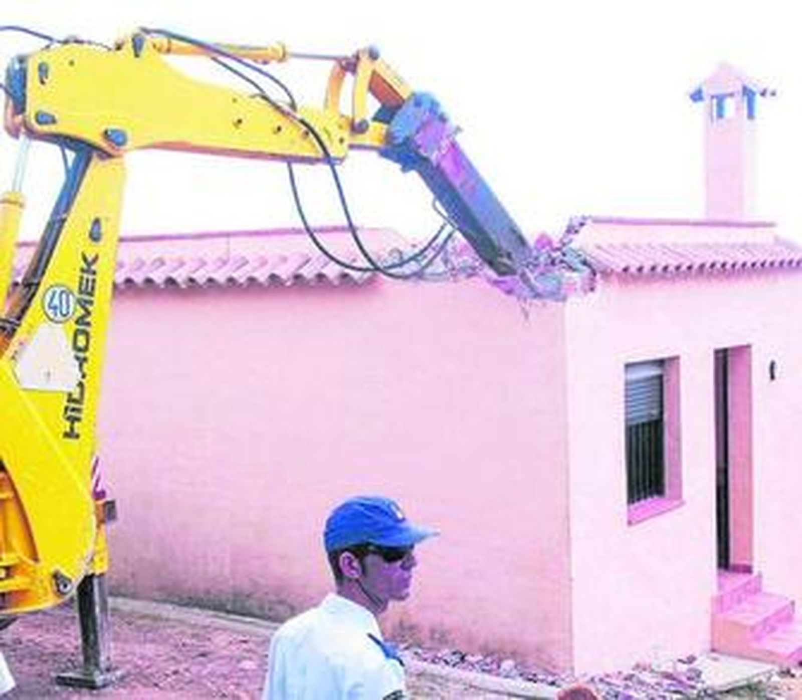 Una vivienda ilegal en Tarifa durante su demolición, en imagen de archivo.