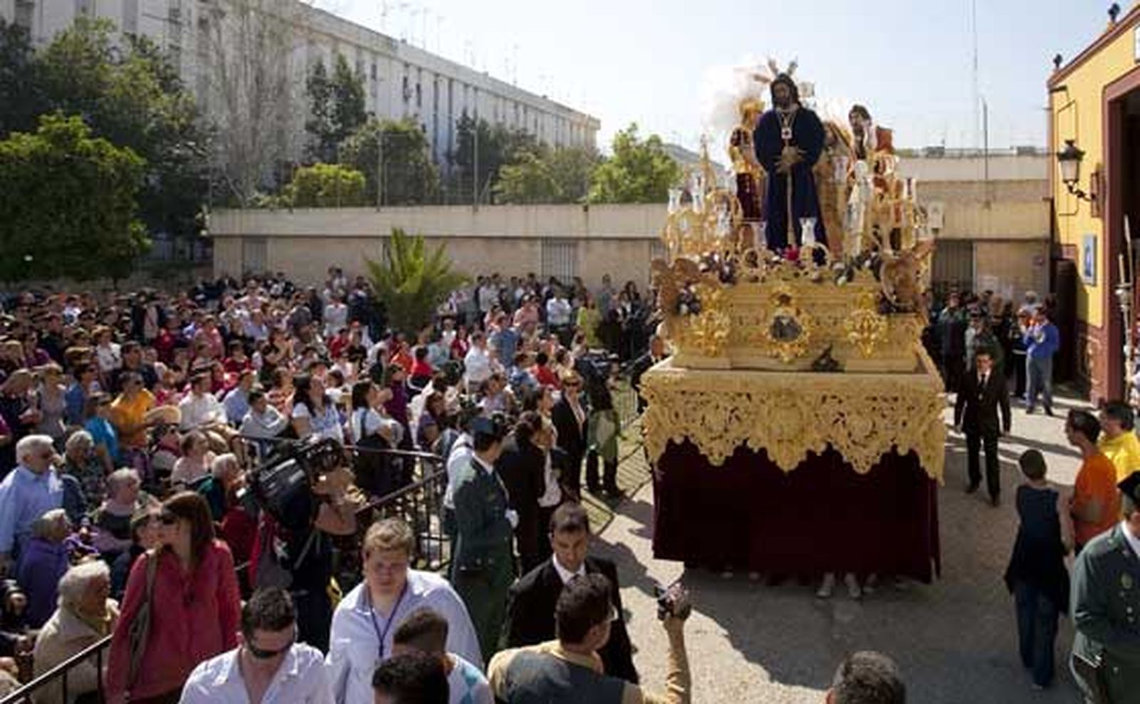 El paso de Misterio junto a su parroquia en la salida en el barrio de San Pablo.

Foto: Jaime Martínez