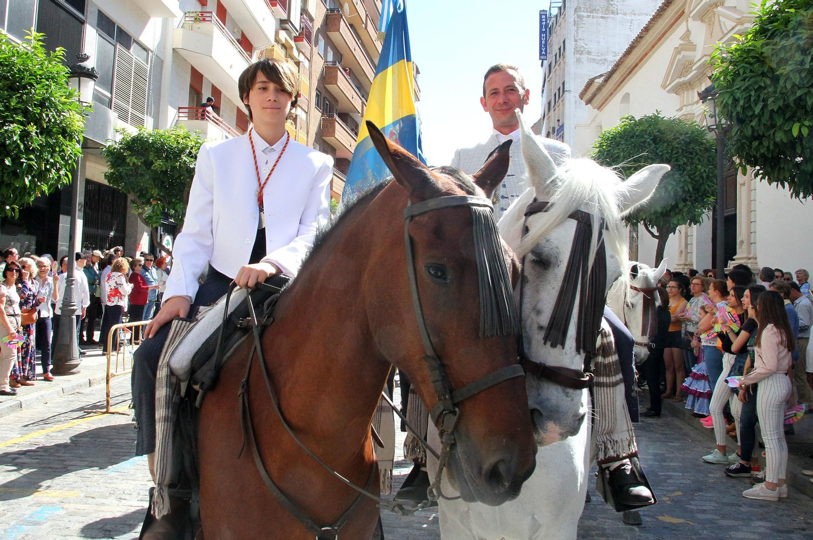 Imágenes de los caballistas, peregrinos a pie y carros de la Hdad de Emigrantes