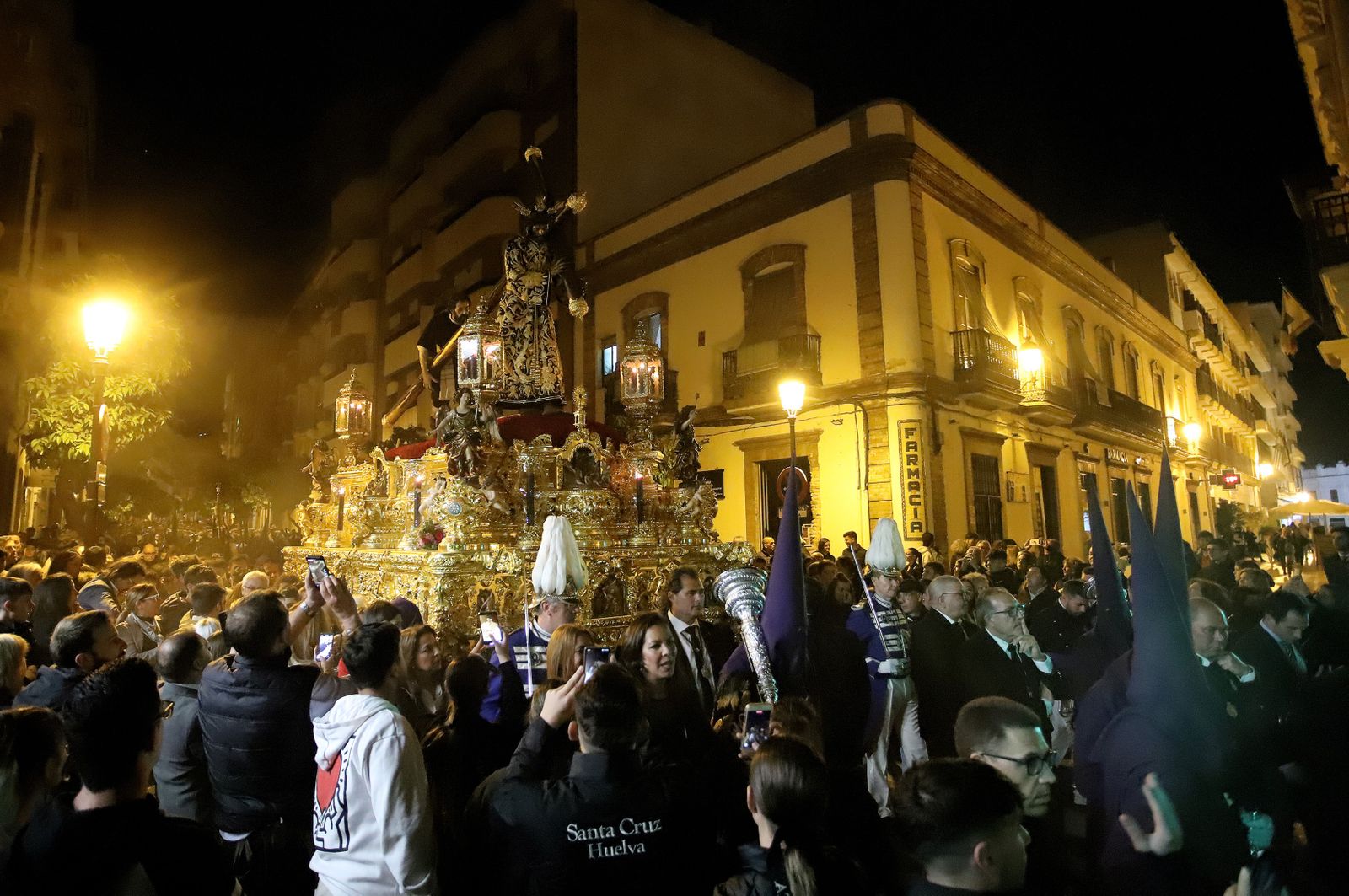 La Hermandad El Nazareno en la madrugá de la Semana Santa de Huelva 2023, en imágenes