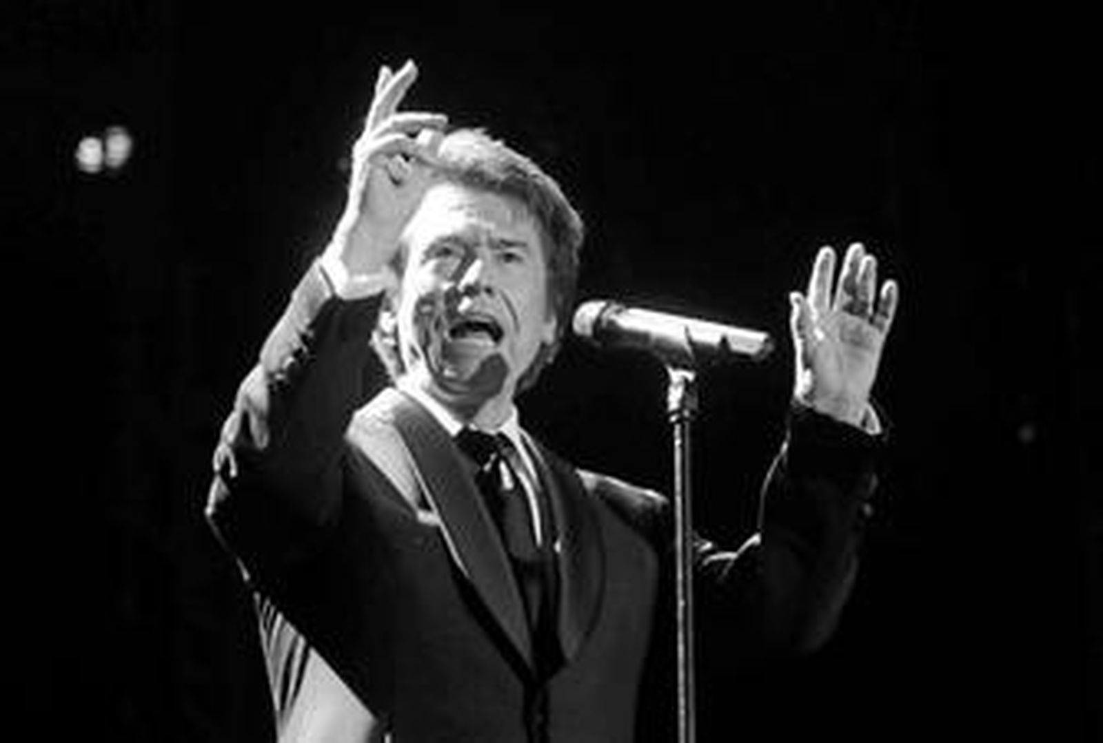 Raphael se emocionó varias ocasiones con la cariñosa acogida que le brindó el público de una ciudad a la que él ama profundamente.