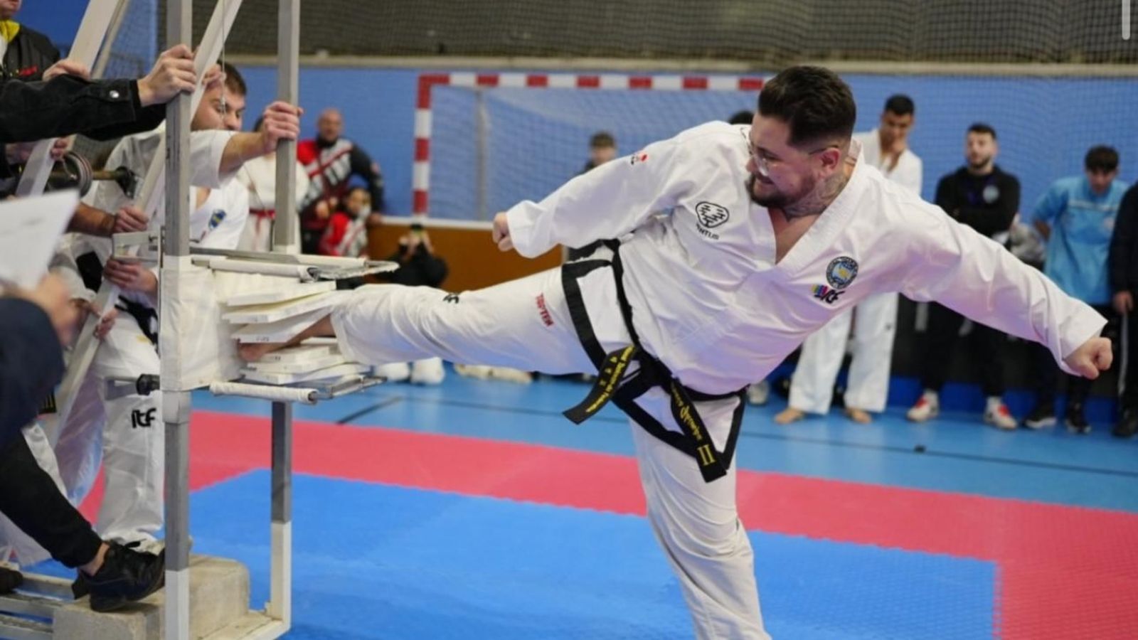 Denis Ghimpu ejecuta un golpe durante este campeonato nacional celebrado en Blanes.