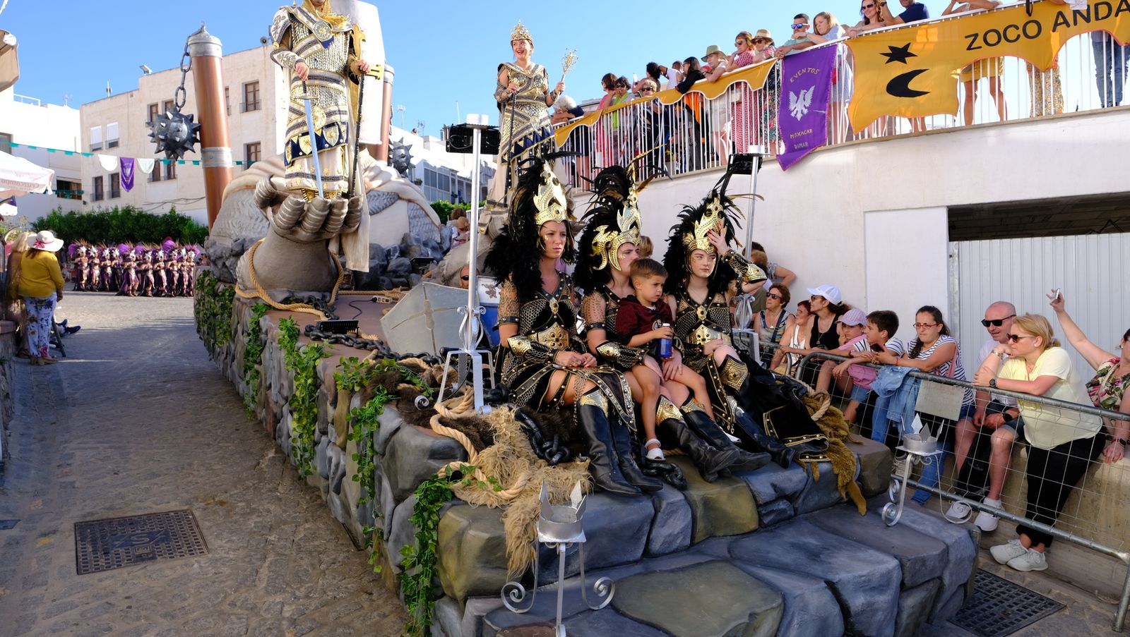 El espectacular desfile de Moros y Cristianos de Mojácar, en imágenes