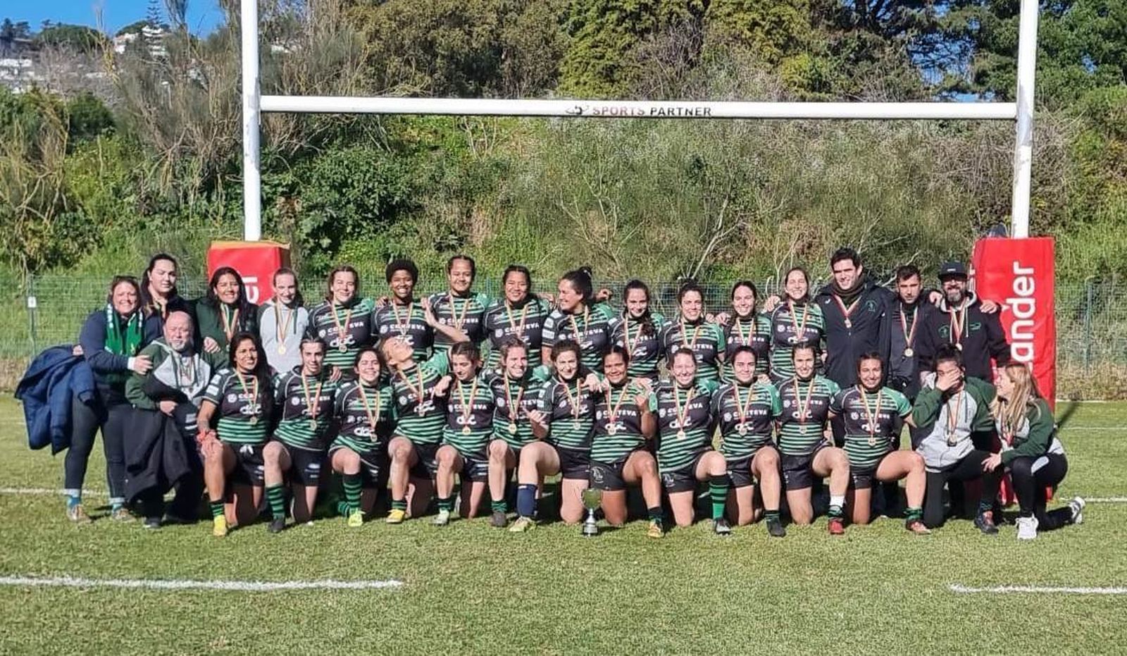 La plantilla del Corteva Cocos posa junto a la H con su título de campeonas de la Copa Ibérica.