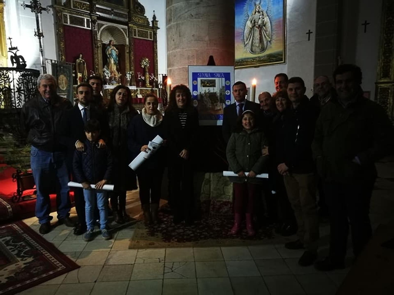 Autoridades y miembros de la junta de gobierno junto al cartel.