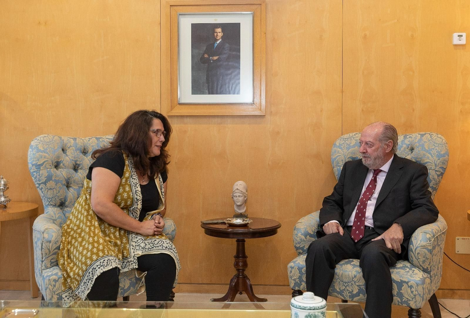 Eva Ruiz, alcaldesa de Alanís, con el presidente de la Diputación, Fernando Rodríguez Villalobos, este lunes.