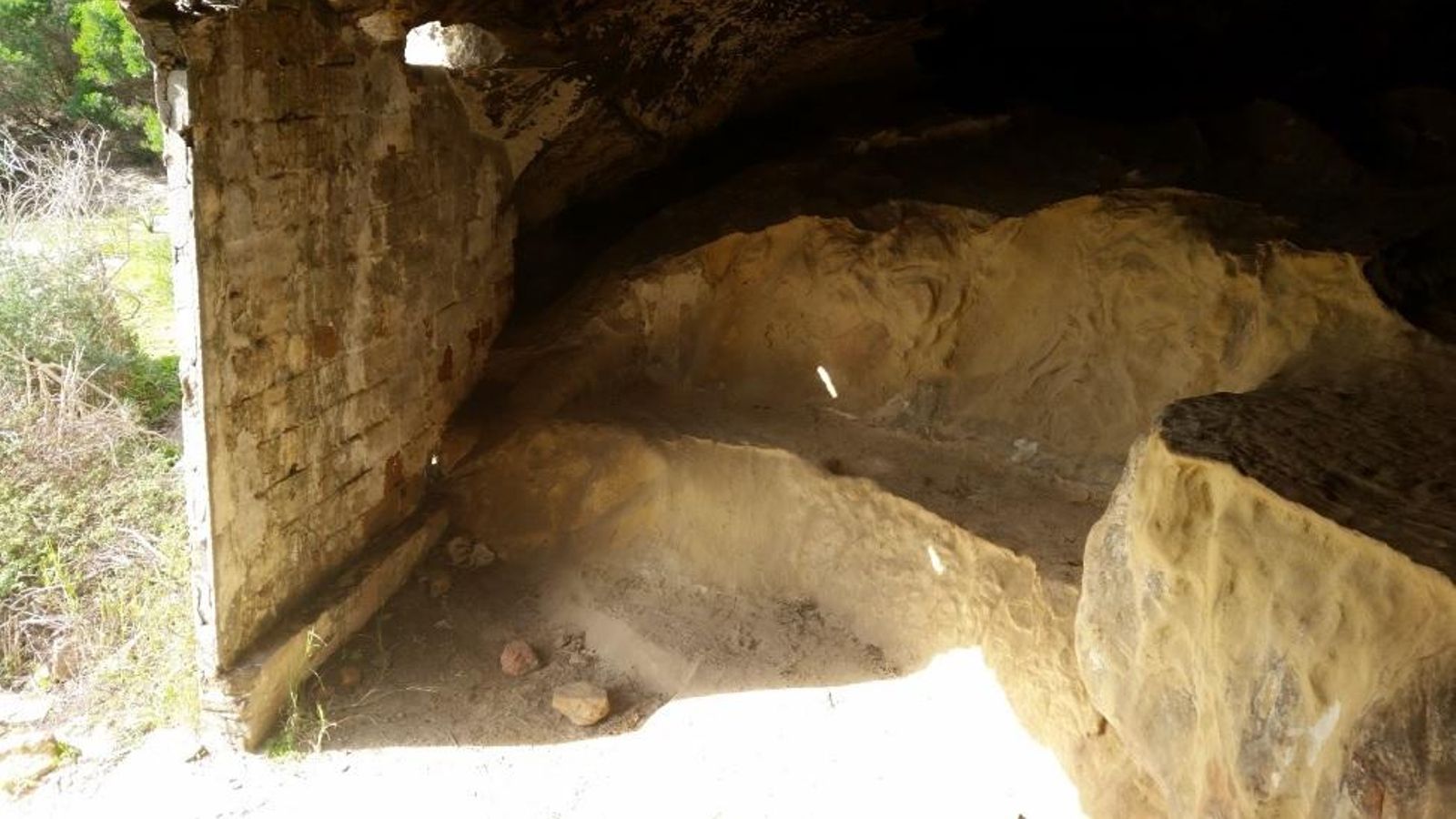Oquedad excavada en la roca donde dormían Andrés y su hermano.