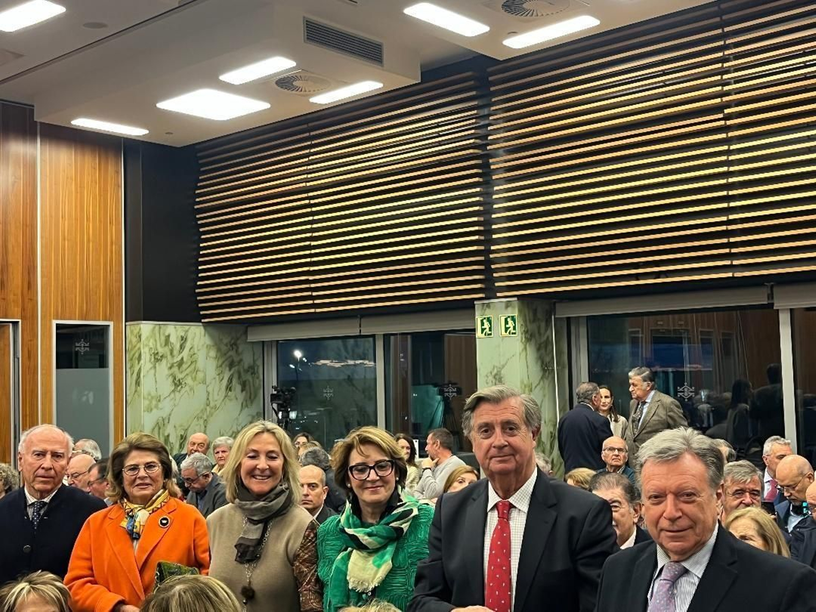 Imágenes de la entrega de un premio a Cayetana Álvarez de Toledo en Cádiz