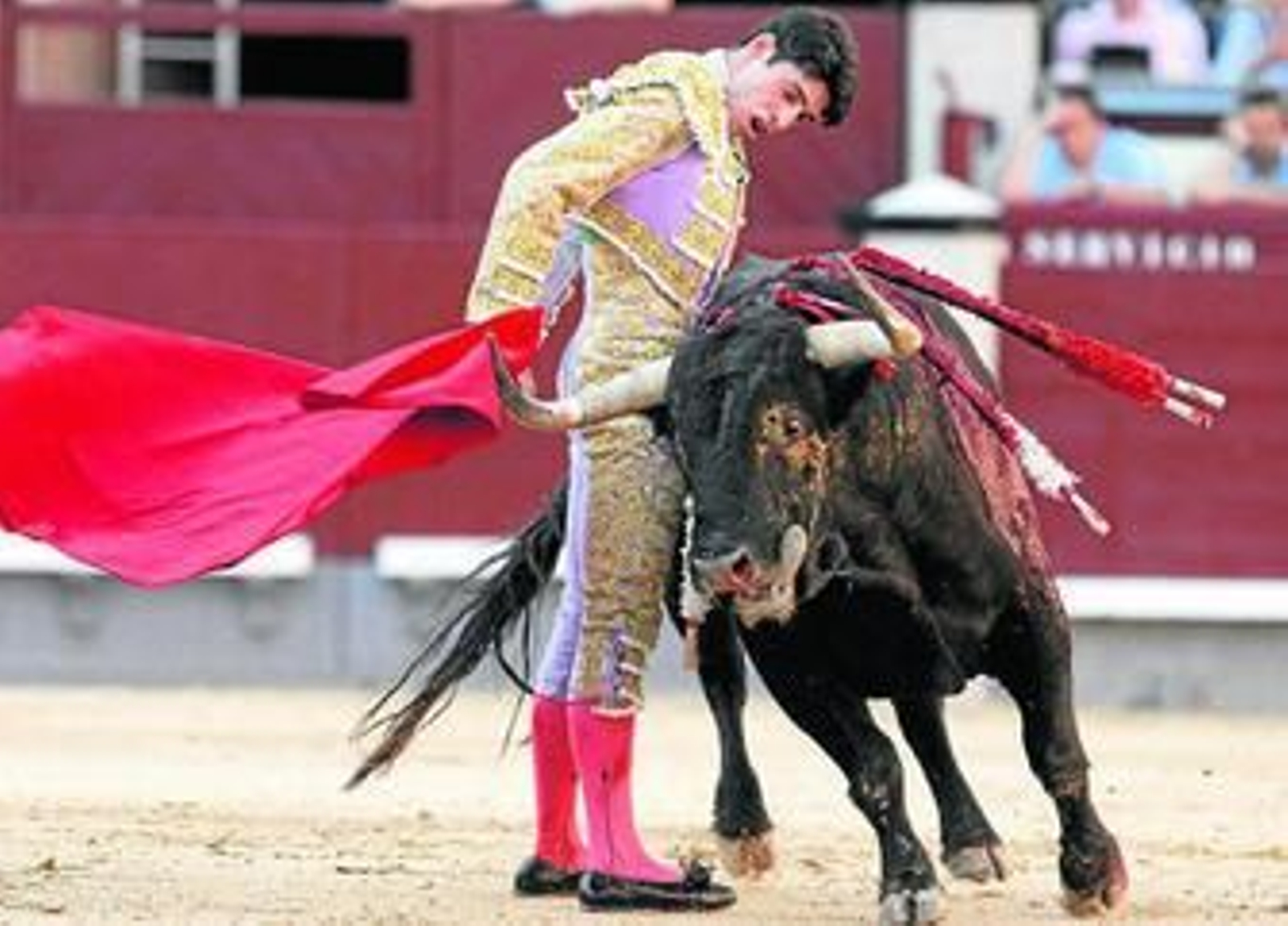 Alejandro Talavante, en un cambio de mano en la faena a su primer toro.