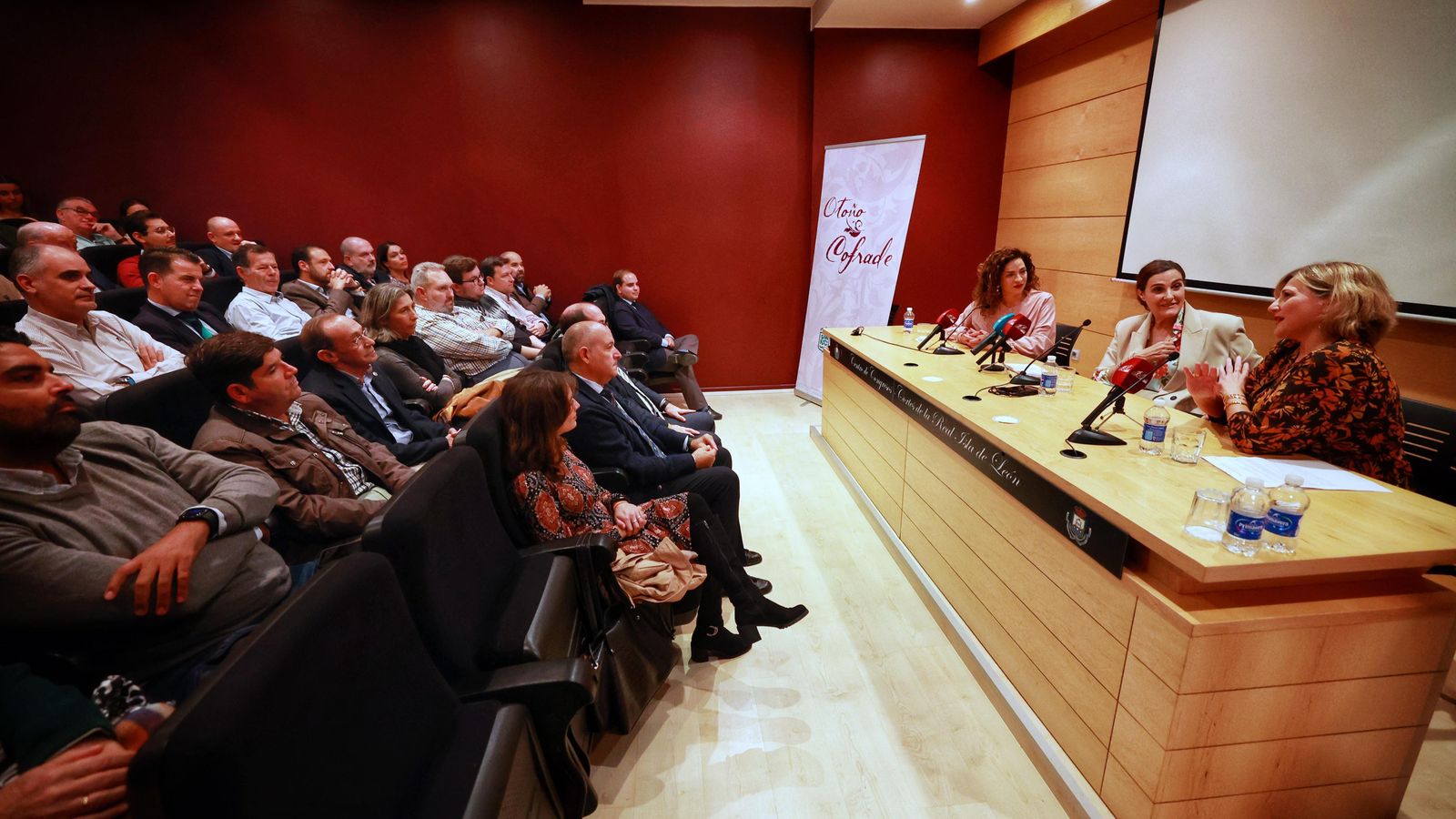 Tertulia cofrade con Eulalia Prieto, Charo Pérez y Charo Padilla, en San Fernando.