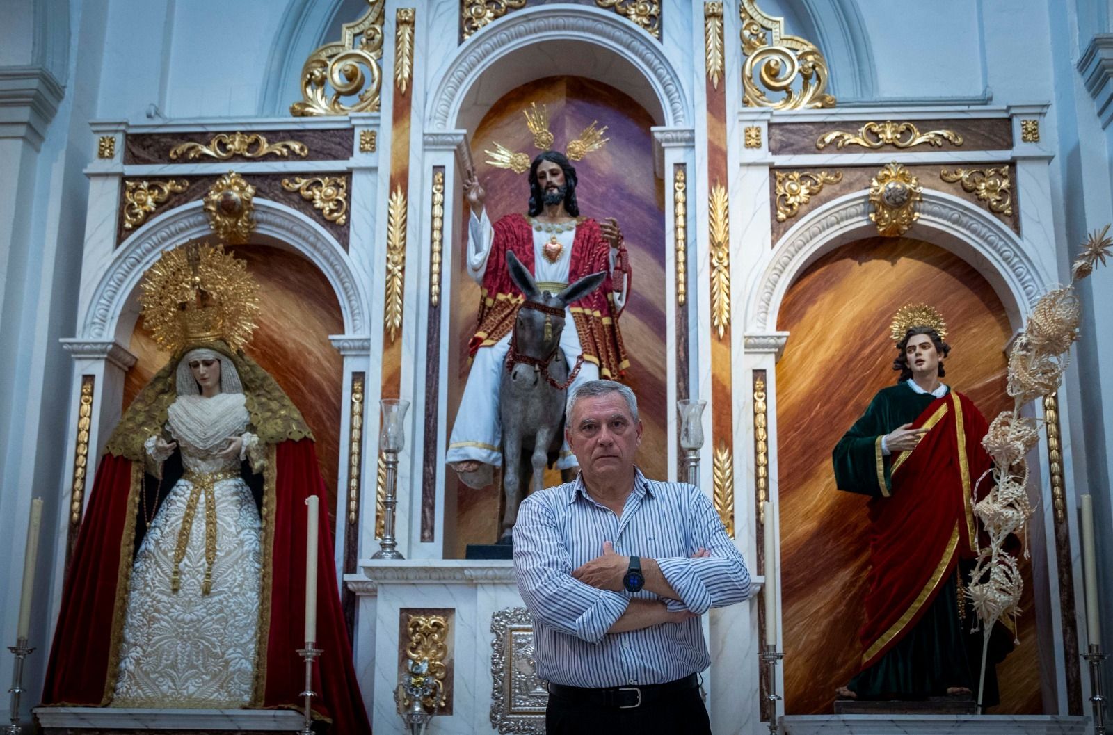 Ignacio Ortiz, ante el altar de los titulares de su hermandad de Borriquita.
