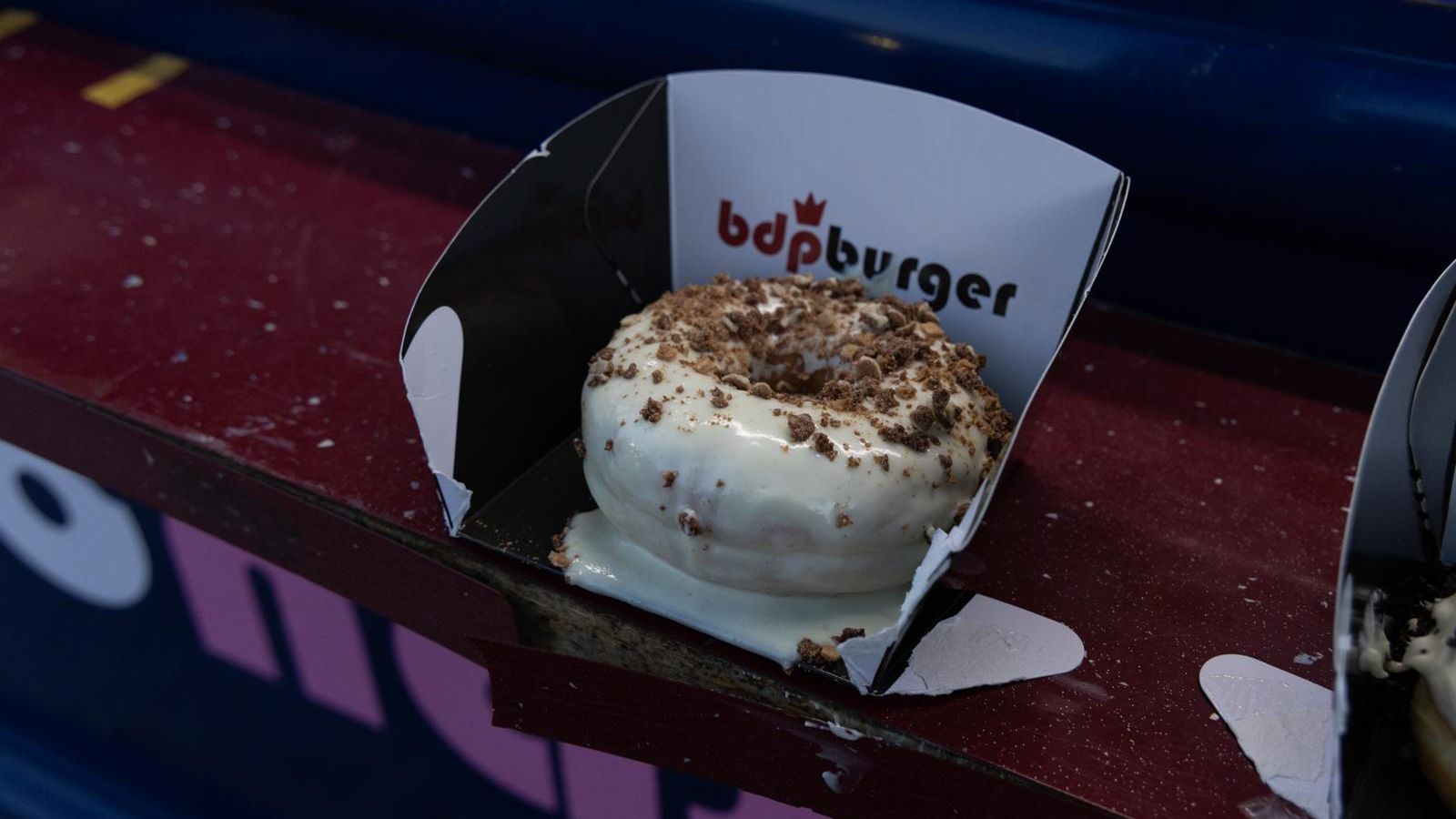 Pásate por el puesto de donuts y completa tu experiencia con un dulce bocado.