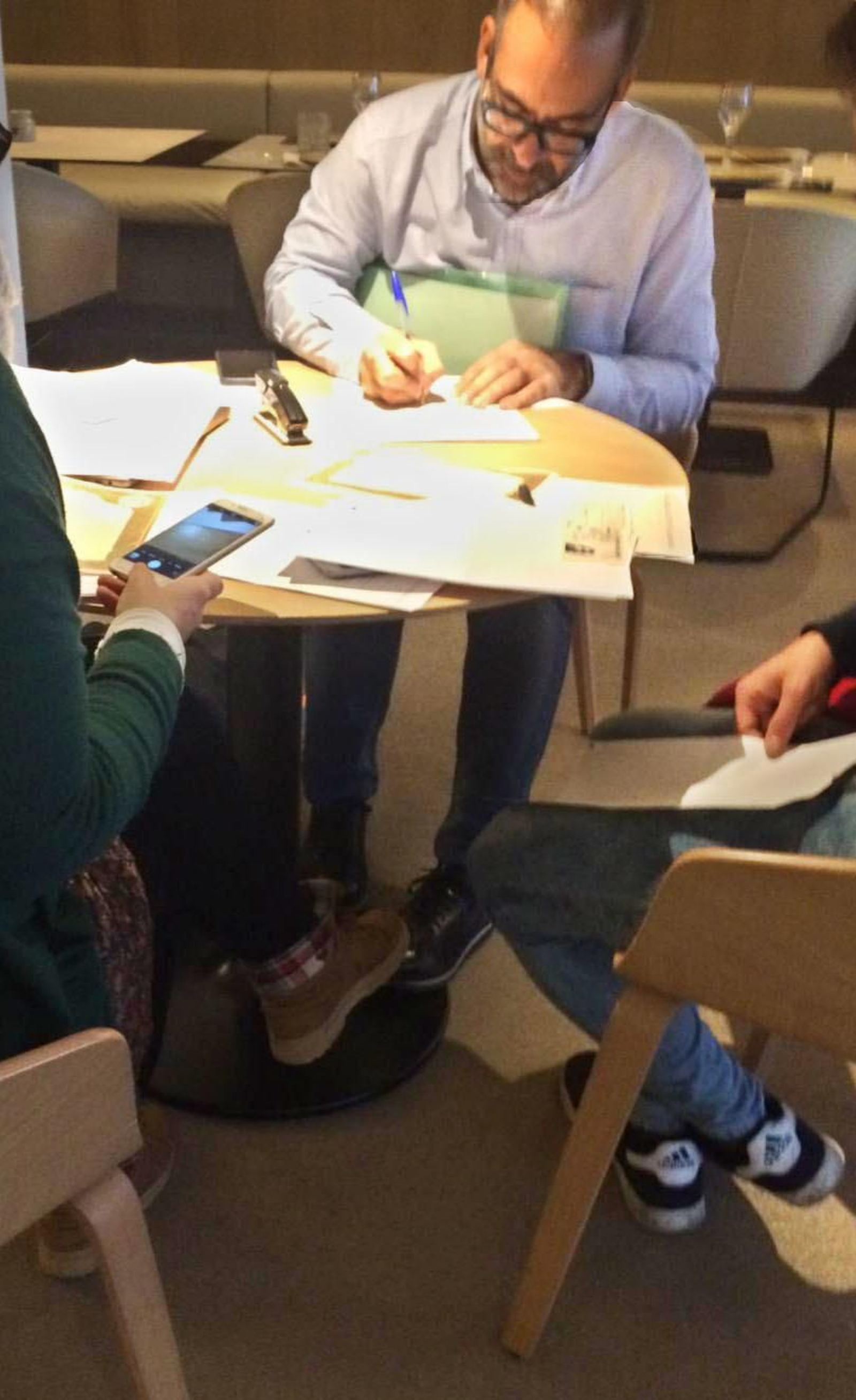 El apoderado de Sevillistas Unidos 2020 firma una transacción de acciones.