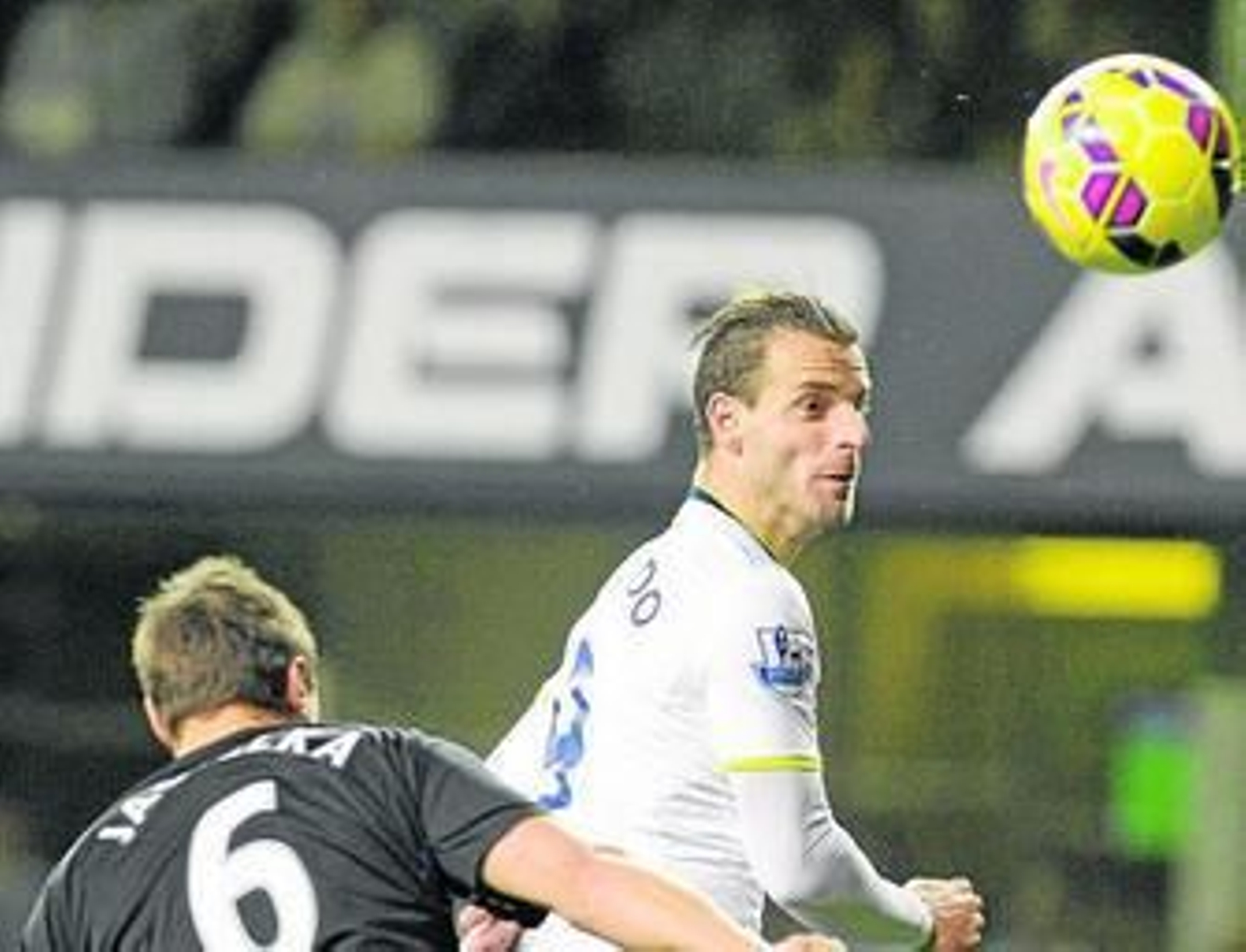 Soldado remata de cabeza en un partido ante el Everton.