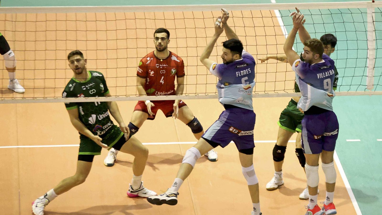 El líbero almeriense observa atentamente una jugada durante esta última temporada.