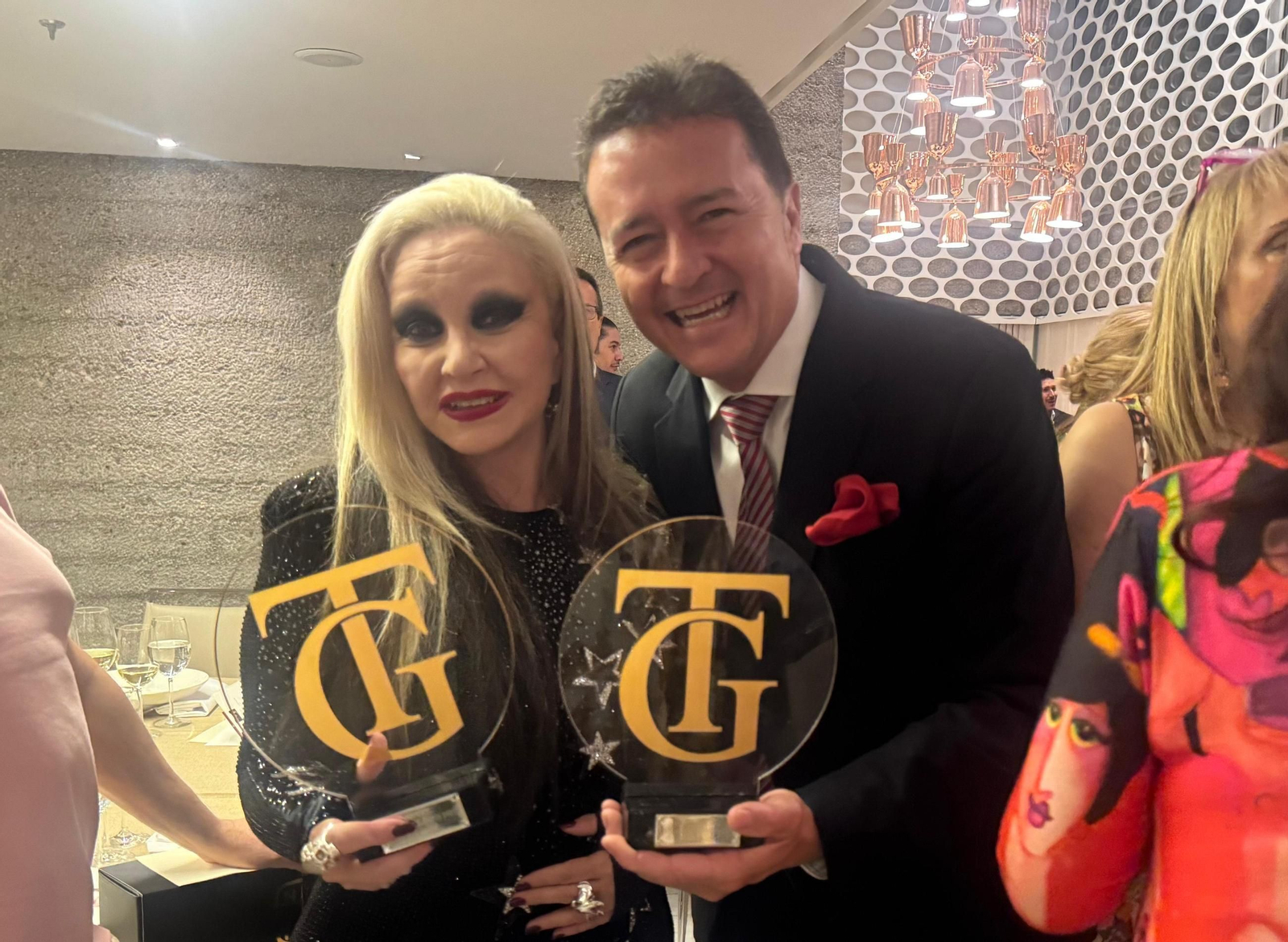 Jesús Rubiales, junto a Alaska, ambos reconocidos en los premios Grandes Talentos 2025.
