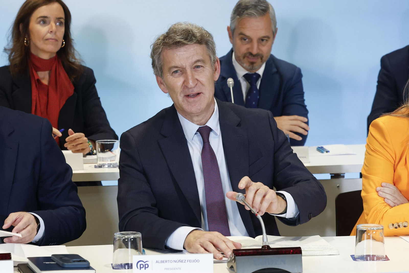 El líder del PP, Alberto Núñez Feijóo, contacta con el presidente de Vox, Santiago Abascal, para abordar el rleevo de Mazón en valencia.