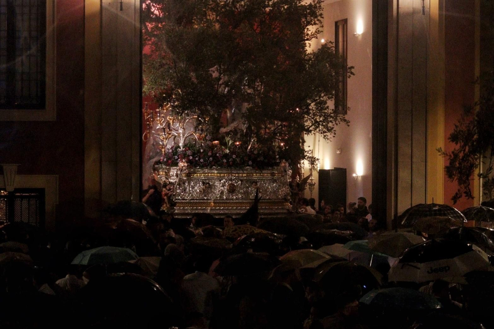 El Huerto, entrando a su casa hermandad tras una vuelta a toda prisa por la lluvia.