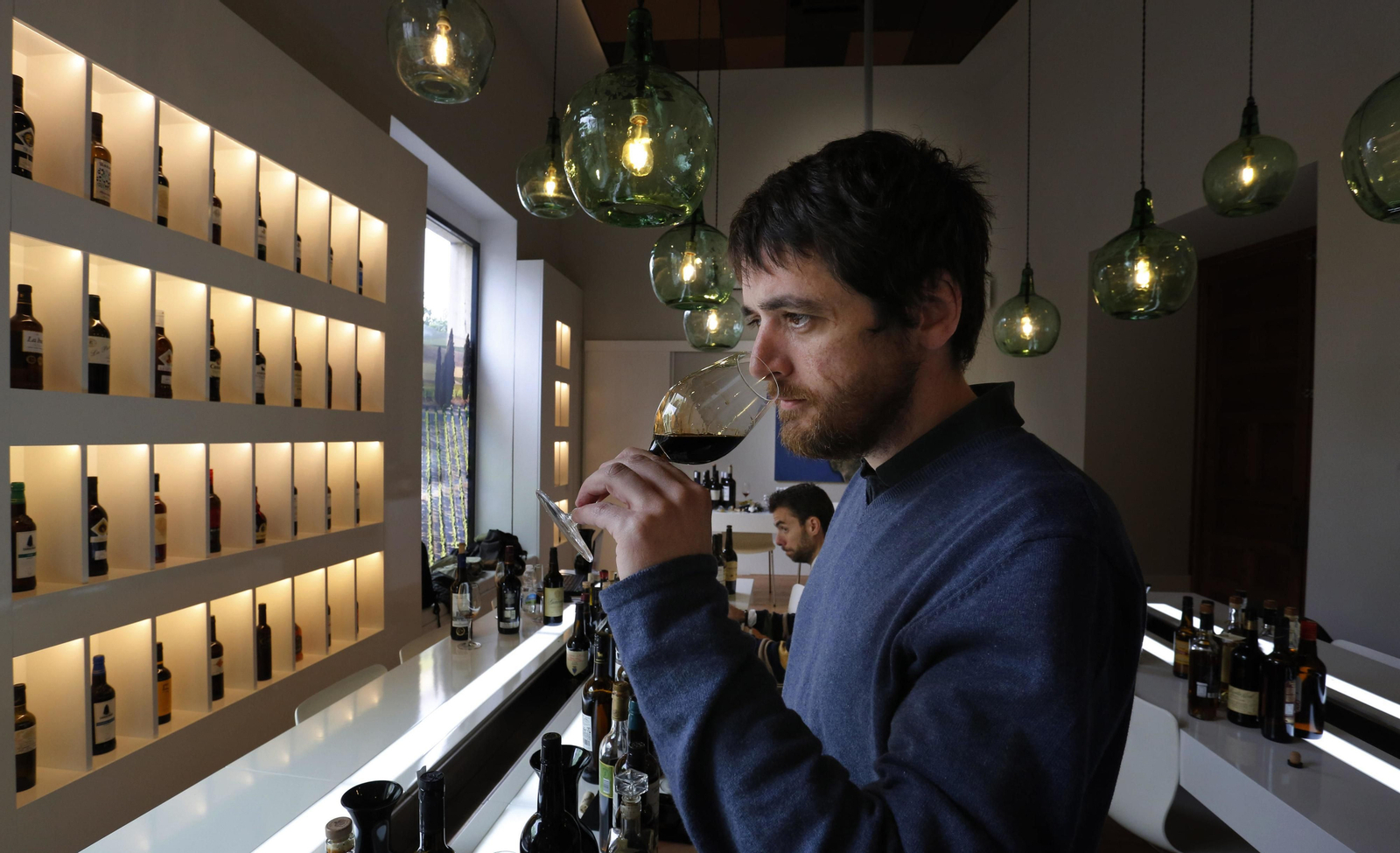 Los miembros del equipo de cata de Guía Peñín, ayer en el Consejo Regulador.
