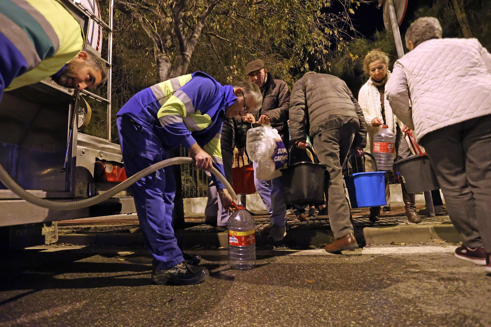 Imágenes del reparto de agua en Vallesequillo