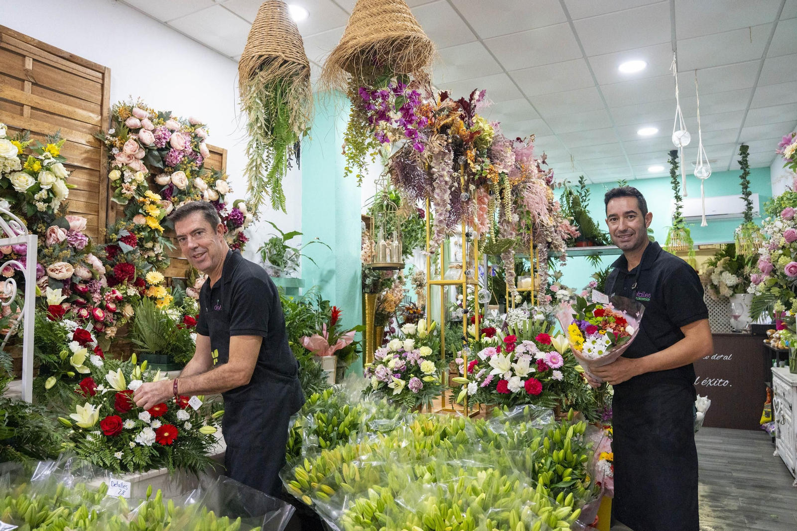 Así se preparan las flores para el Día de Los Santos en Almería