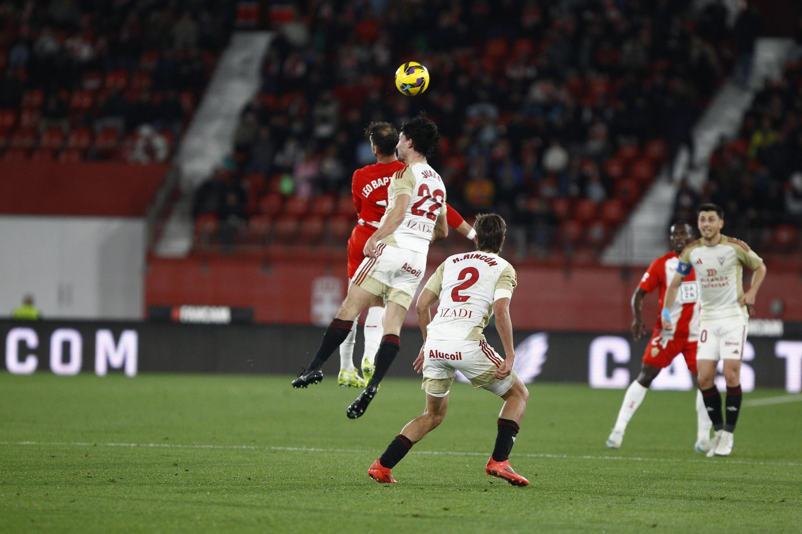 La U.D. Almería se impone por 1-0 al C.D. Mirandés y alcanza la segunda plaza, en imágenes