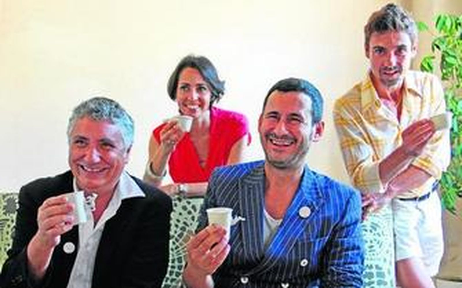 De izquierda a derecha, Juan Antonio Álvarez Reyes, Carolina Armenta, Jesús Regueira y Olivio Sarrat, ayer en El Secadero del CAAC, con tazas de Yukiko Kitahara.