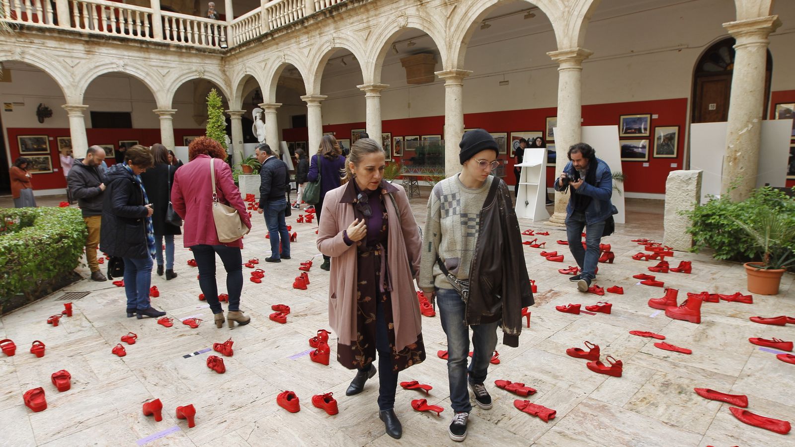 Los visitantes ya caminan junto a los zapatos.