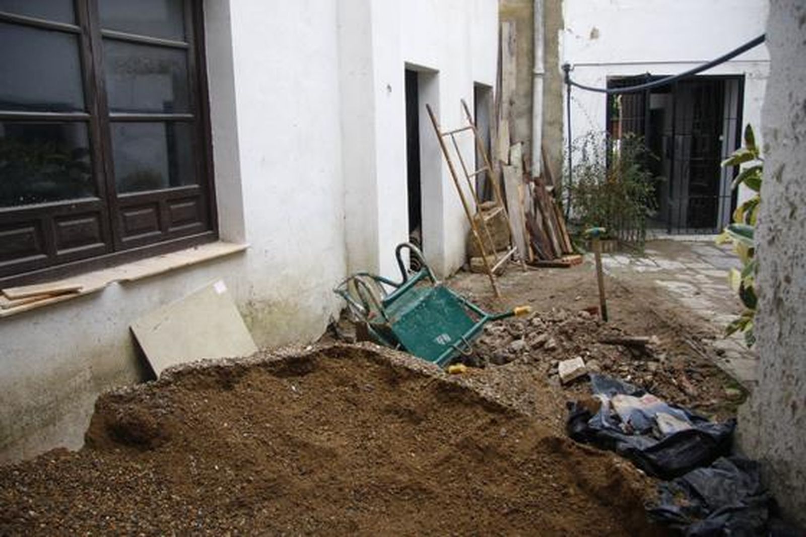 El convento Madre de Dios muestra unos tejados, esculturas, pinturas y muros plagados de desperfectos que demuestran su mal estado de conservación.

Foto: Belén Vargas