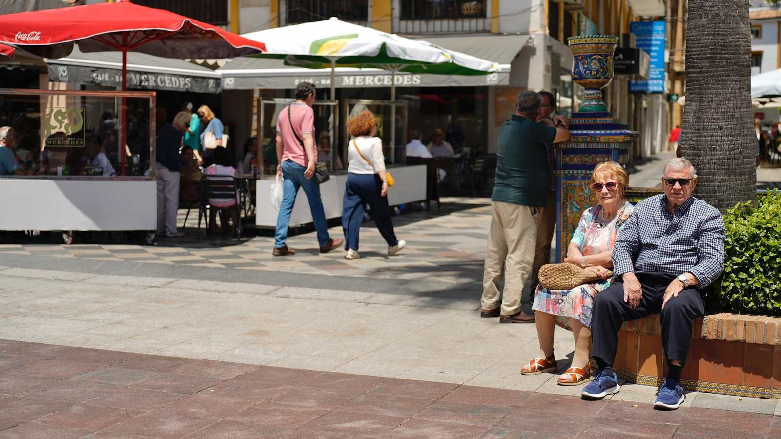 Muchas personas se reunen en la Plaza Alta, bailando y comiendo paella junto a la Feria de los Parques Naturales de Cádiz