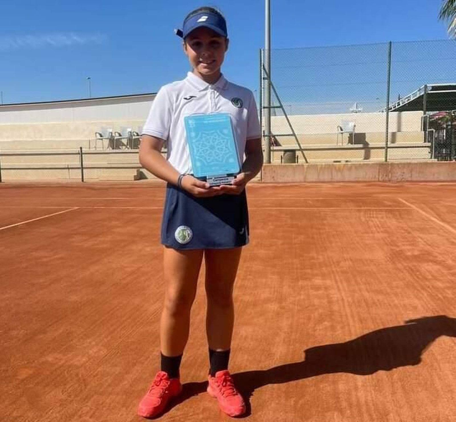 La jugadora almeriense Martina Simón posa con su título de campeona de Andalucía sub-11. La jugadora almeriense Martina Simón posa con su título de campeona de Andalucía sub-11.