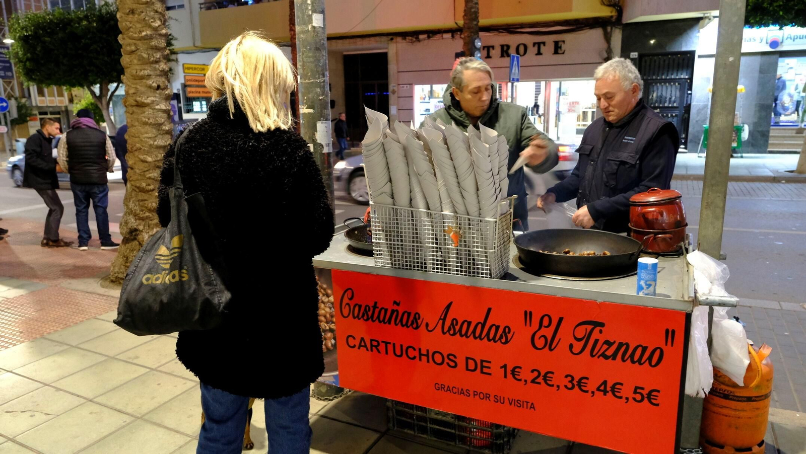 Catañas asadas 'El Tiznao' en el Bulevar de El Ejido.