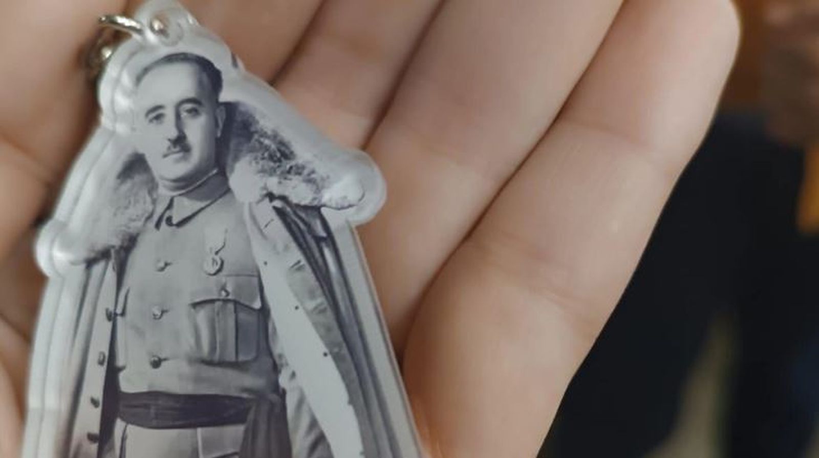 Llavero con la imagen de Franco que han repartido