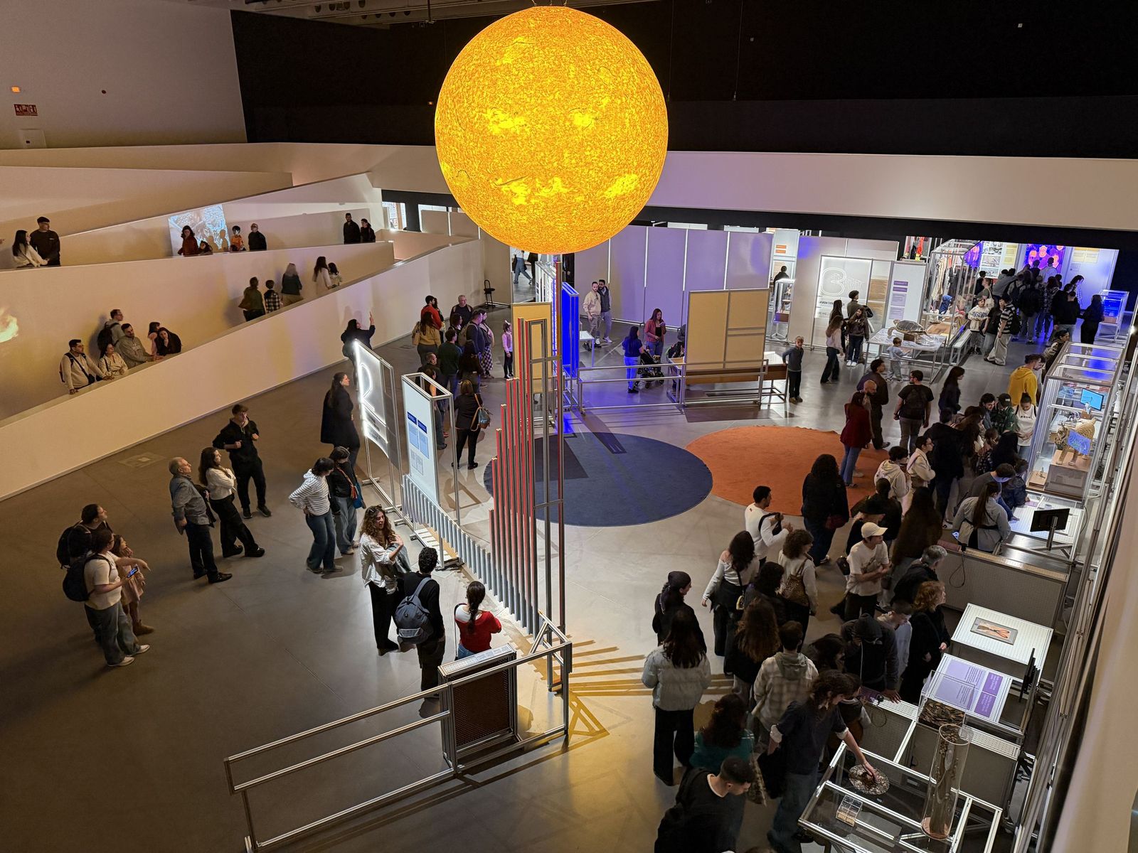 Visitantes recorriendo la exposición temporal 'Frío y calor. Las temperaturas de la vida'