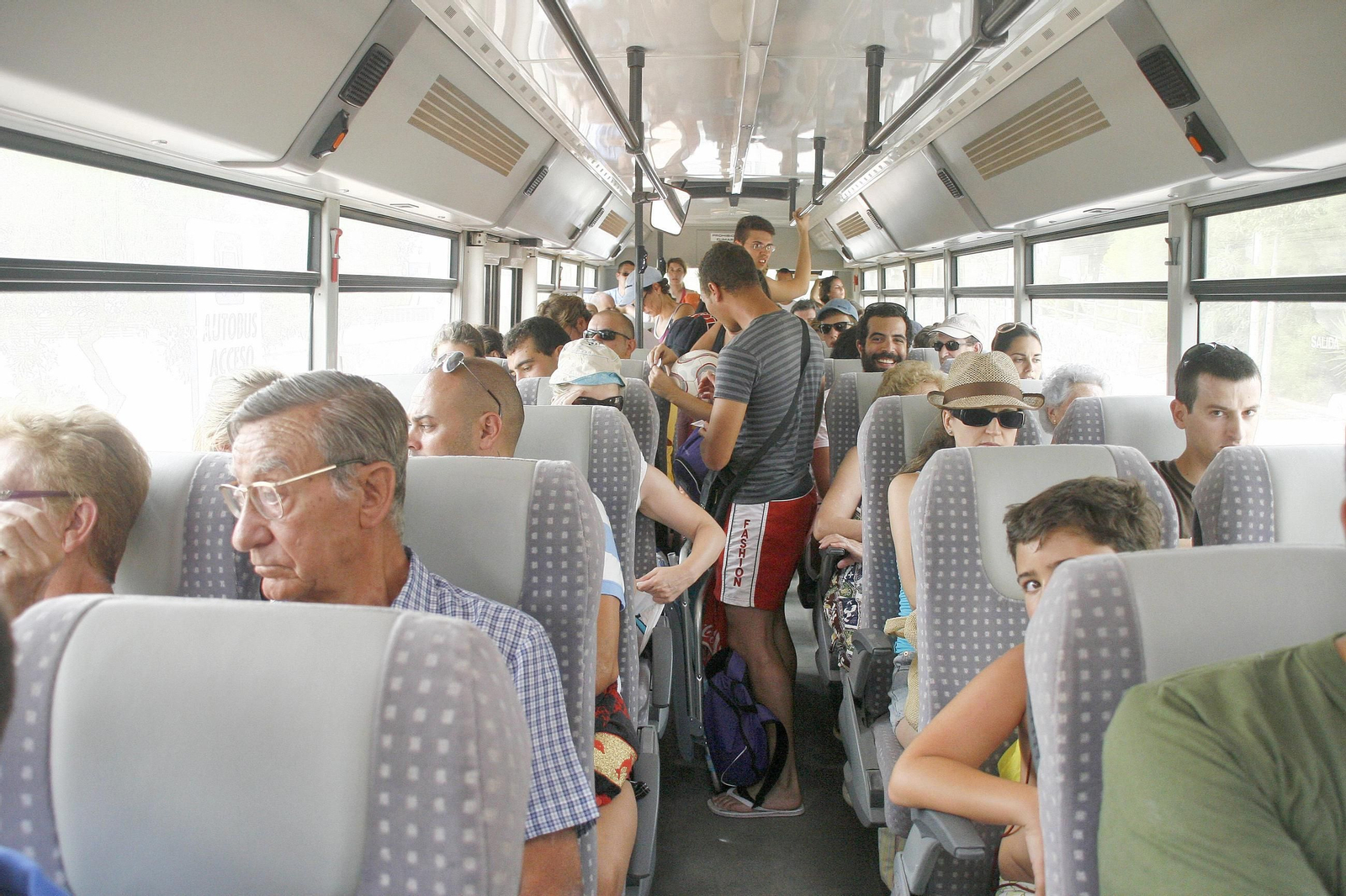 Usuarios de uno de los autobuses urbanos del transporte público. Usuarios de uno de los autobuses urbanos del transporte público.