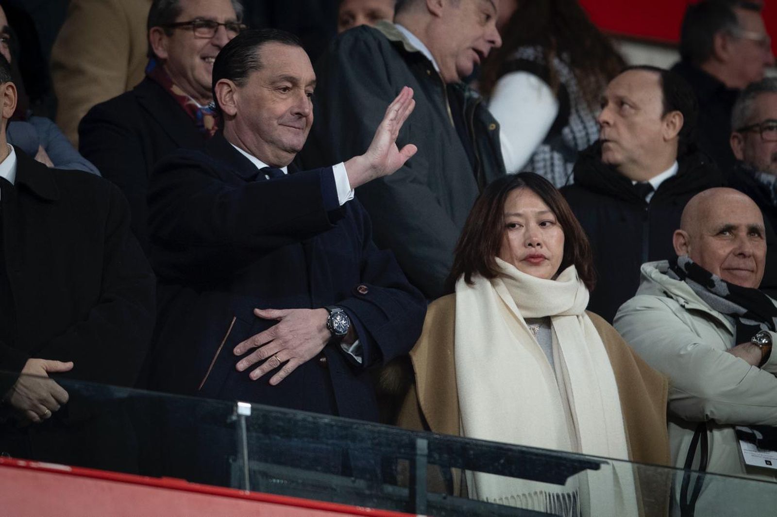 Encuéntrate en la grada del Estadio Nuevo Los Cármenes durante el Granada CF-Racing de Santander
