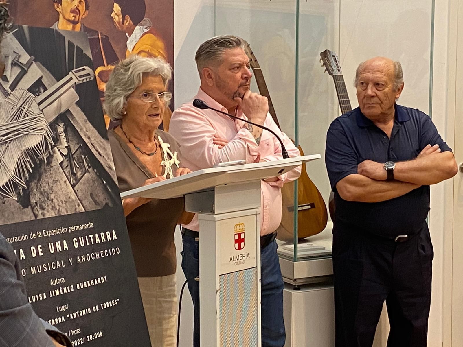 María Luisa Jiménez junto al concejal Diego Cruz y Juan Miguel González en el Museo de la Guitarra.