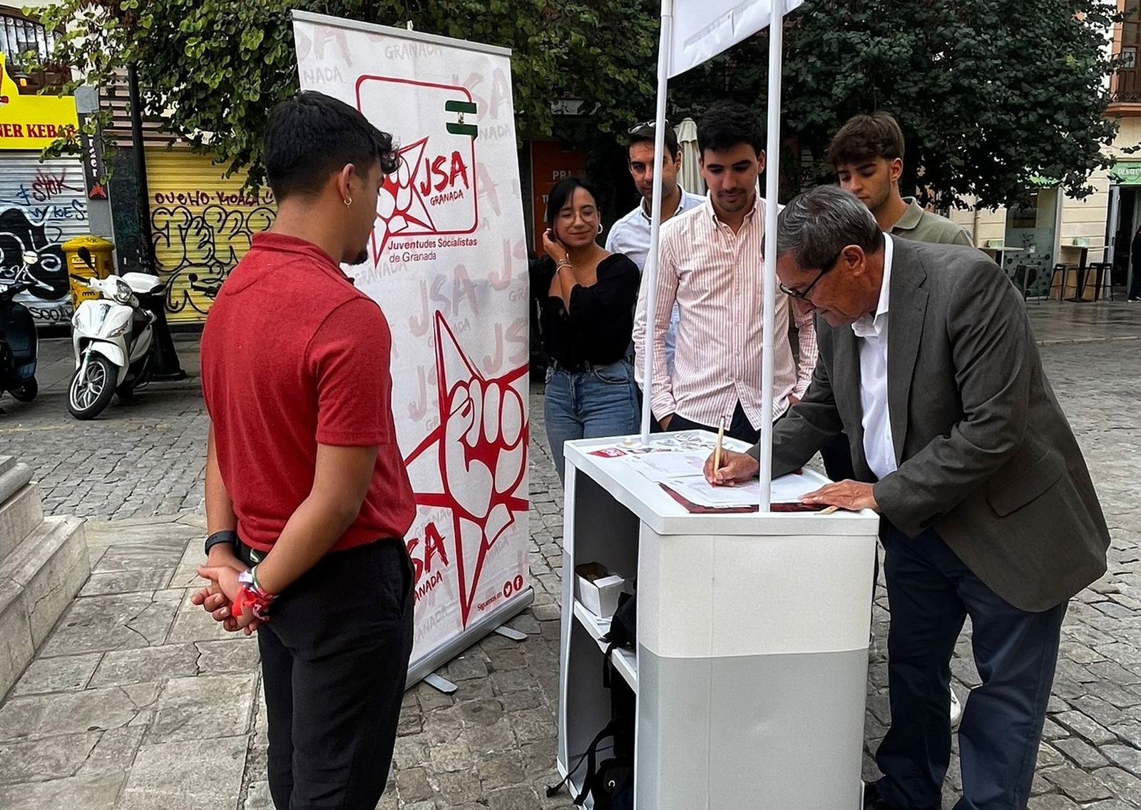 Imagen de la recogida de firmas impulsada por JSA en Granada