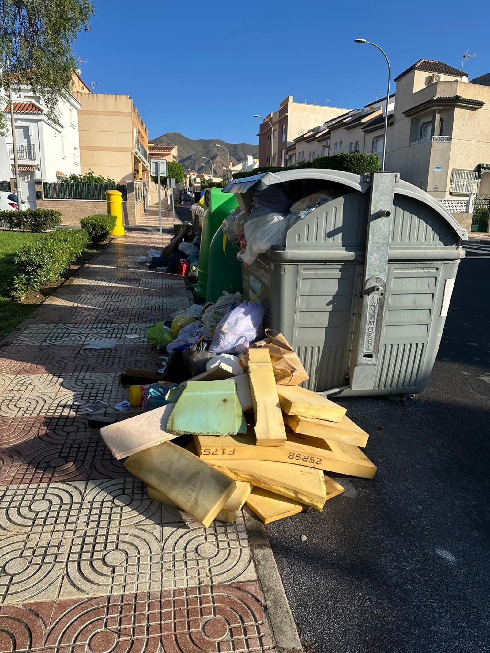 Así luce Roquetas en plena Semana Santa tras cuatro días de huelga de recogida de basura