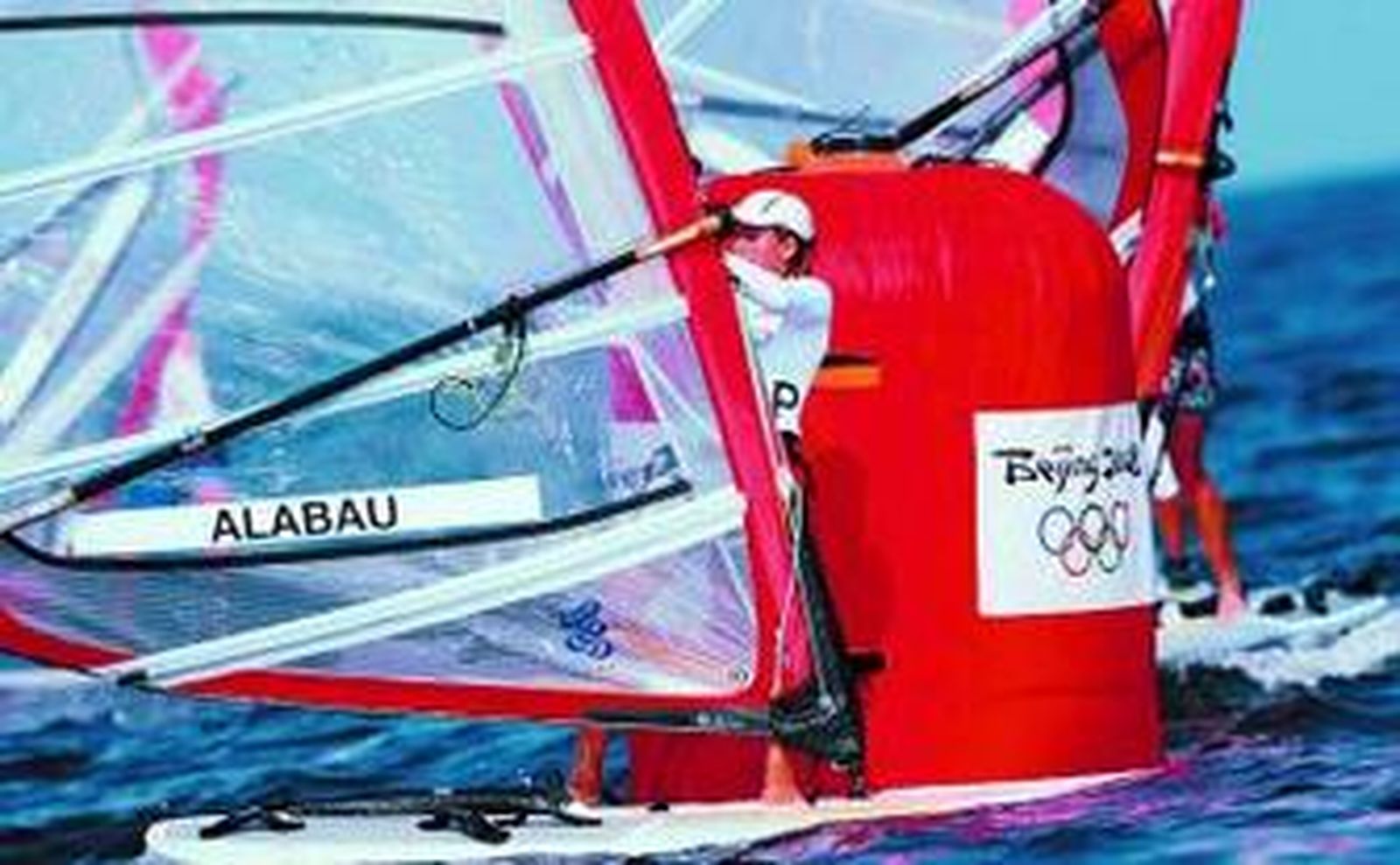 Marina Alabáu supera una baliza durante una manga de ayer.